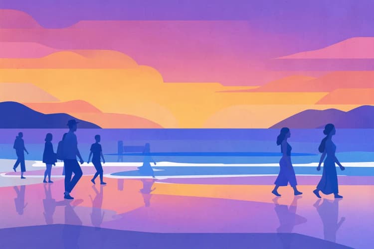 Pessoas caminhando em uma praia de Maceió ao pôr do sol